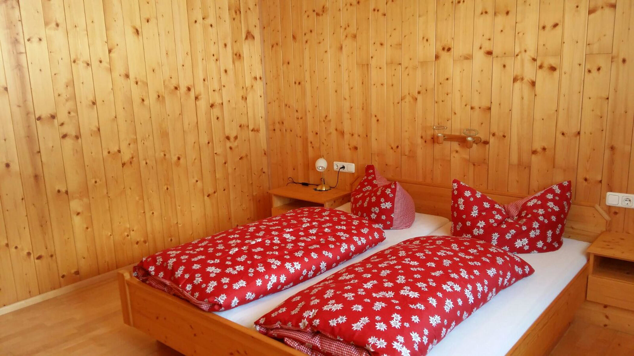 Doppelbett im Ferienhof Jochum